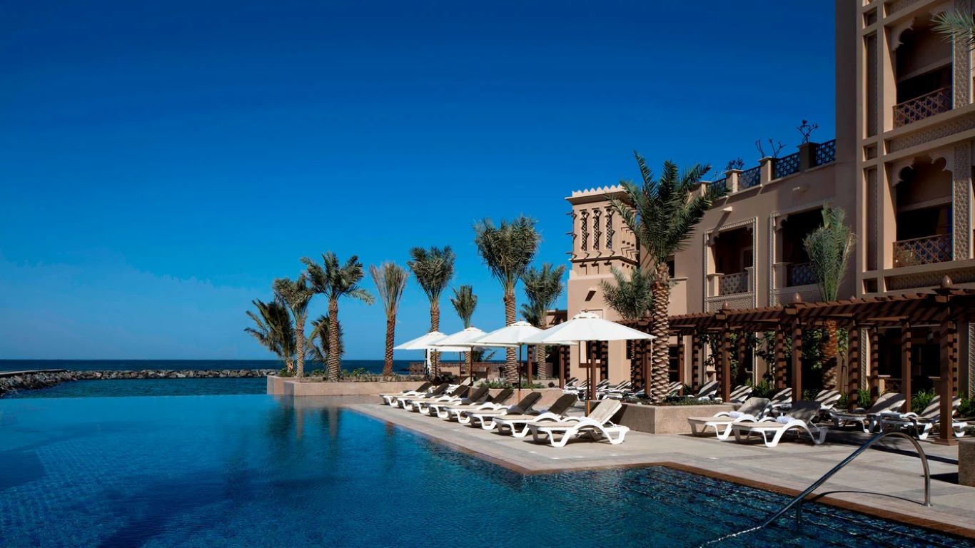 Sheraton Sharjah Beach Resort & Spa-Spoljasnji bazen.jpg