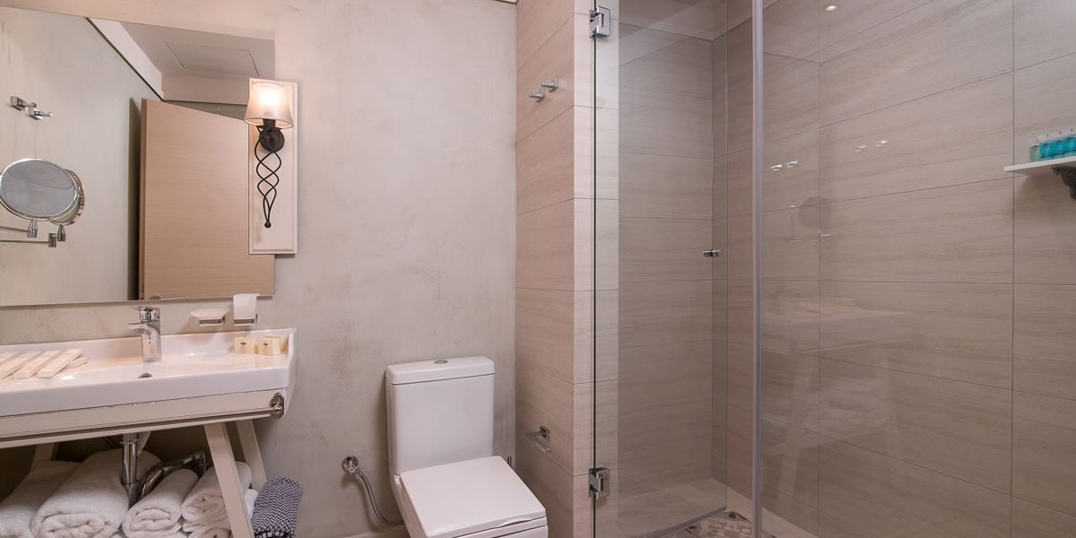 Hotel Neikos Mediterraneo deluxe quadruple kupatilo.jpg