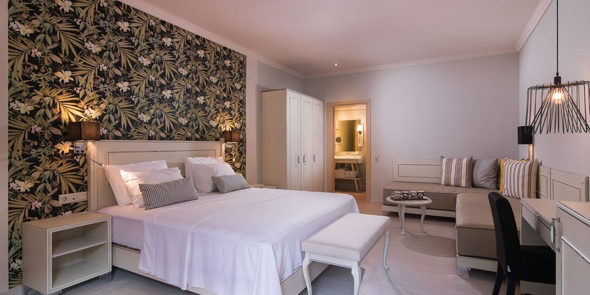 Hotel Neikos Mediterraneo deluxe quadruple room.jpg