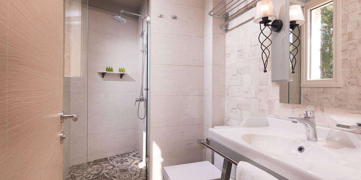 Hotel Neikos Mediterraneo deluxe triple kupatilo.jpg