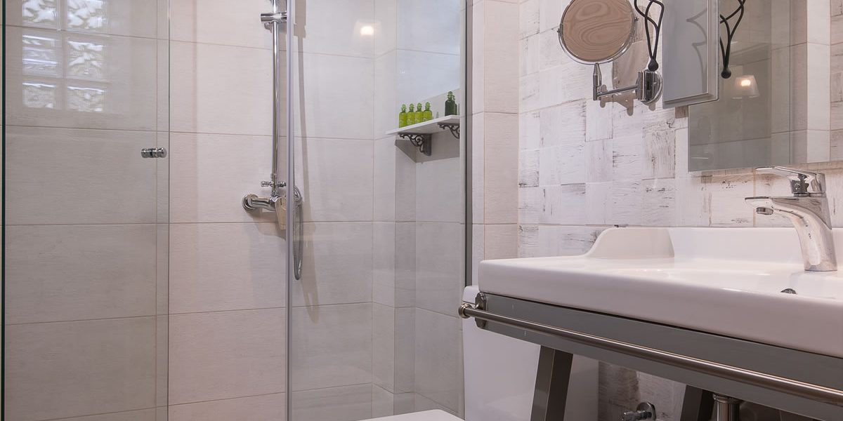 Hotel Neikos Mediterraneo loft suite kupatilo.jpg