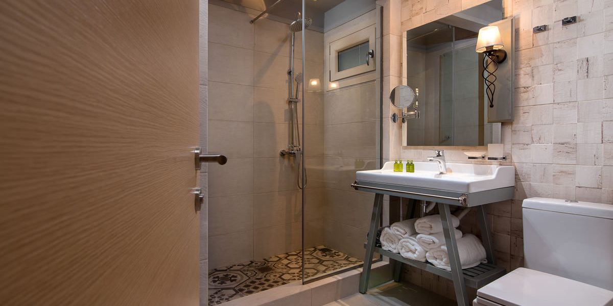 Hotel Neikos Mediterraneo senior suite kupatilo.jpg