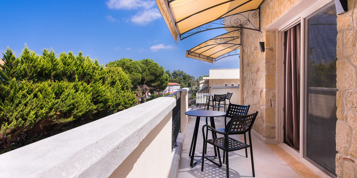 Hotel Neikos Mediterraneo senior suite terasa.jpg