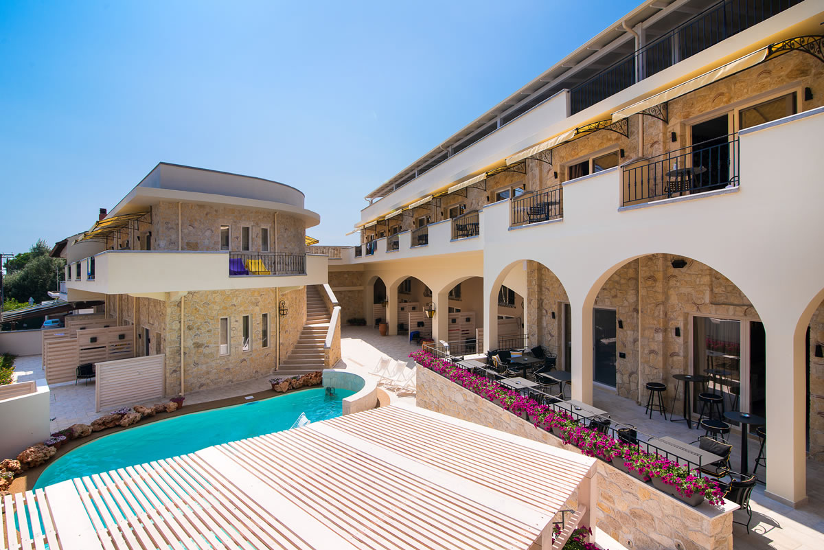 Hotel Neikos Mediterraneo spolja.jpg
