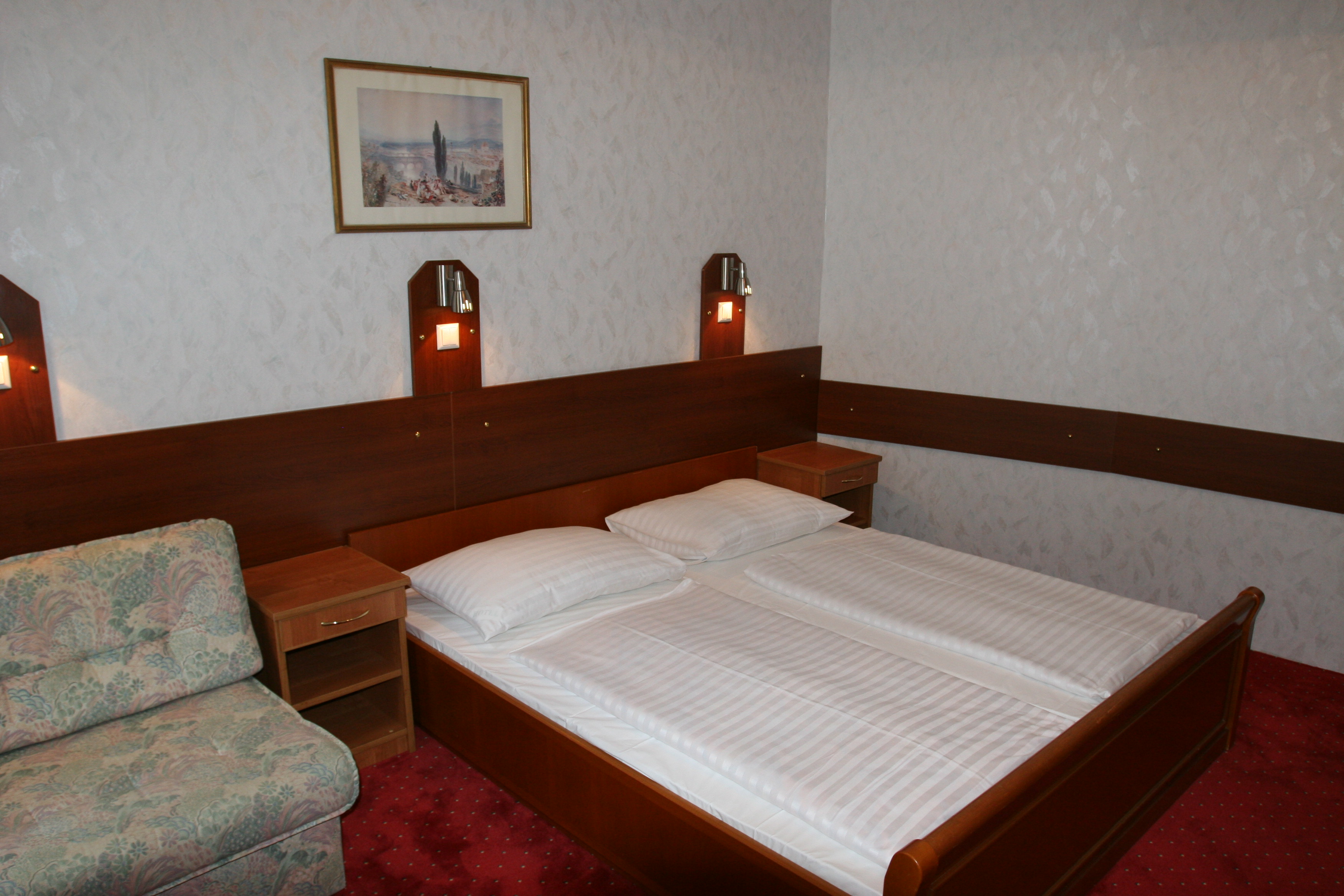 Hotel Terminus Vienna-Trokrevetna soba.jpg