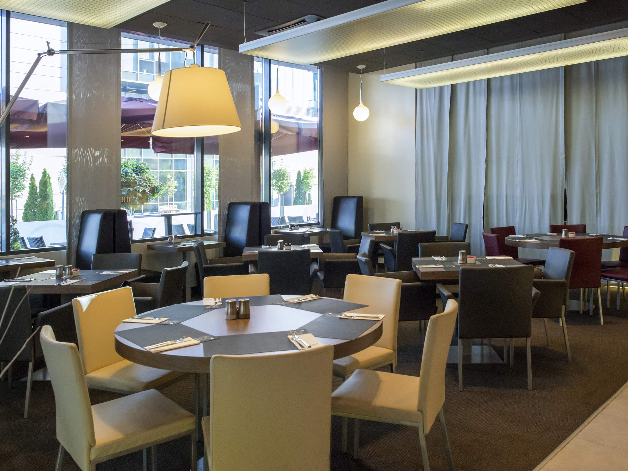 Novotel Sofia-Glavni restoran.jpg