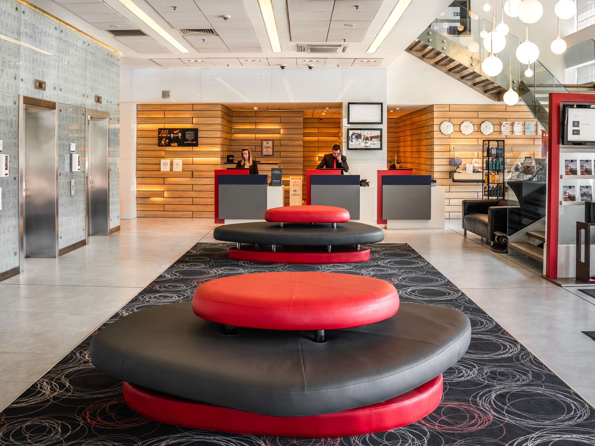 Novotel Sofia-Recepcija.jpg