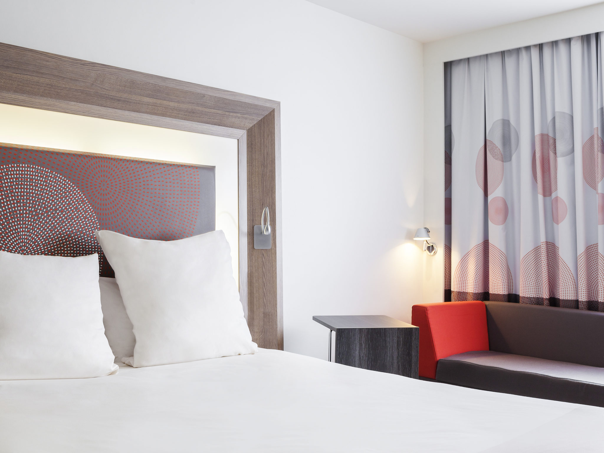 Novotel Sofia-Standardna soba sa sofom.jpg