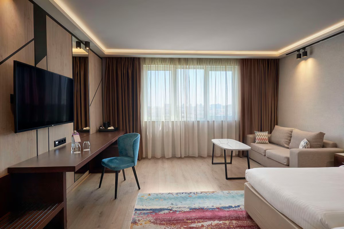 Hotel Imperial Plovdiv-Premium soba pogled grad ili basta.jpg