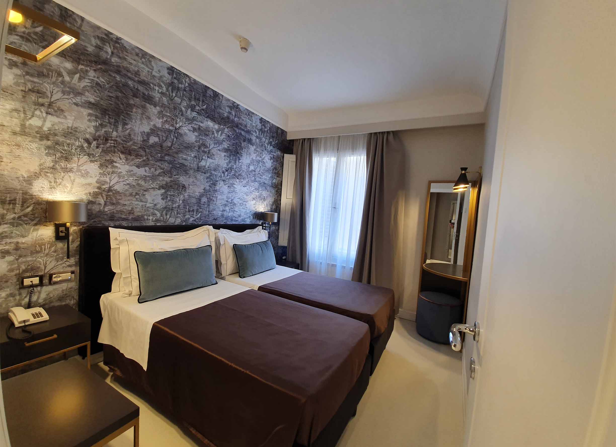 Hotel Maxim Axial suite.jpg