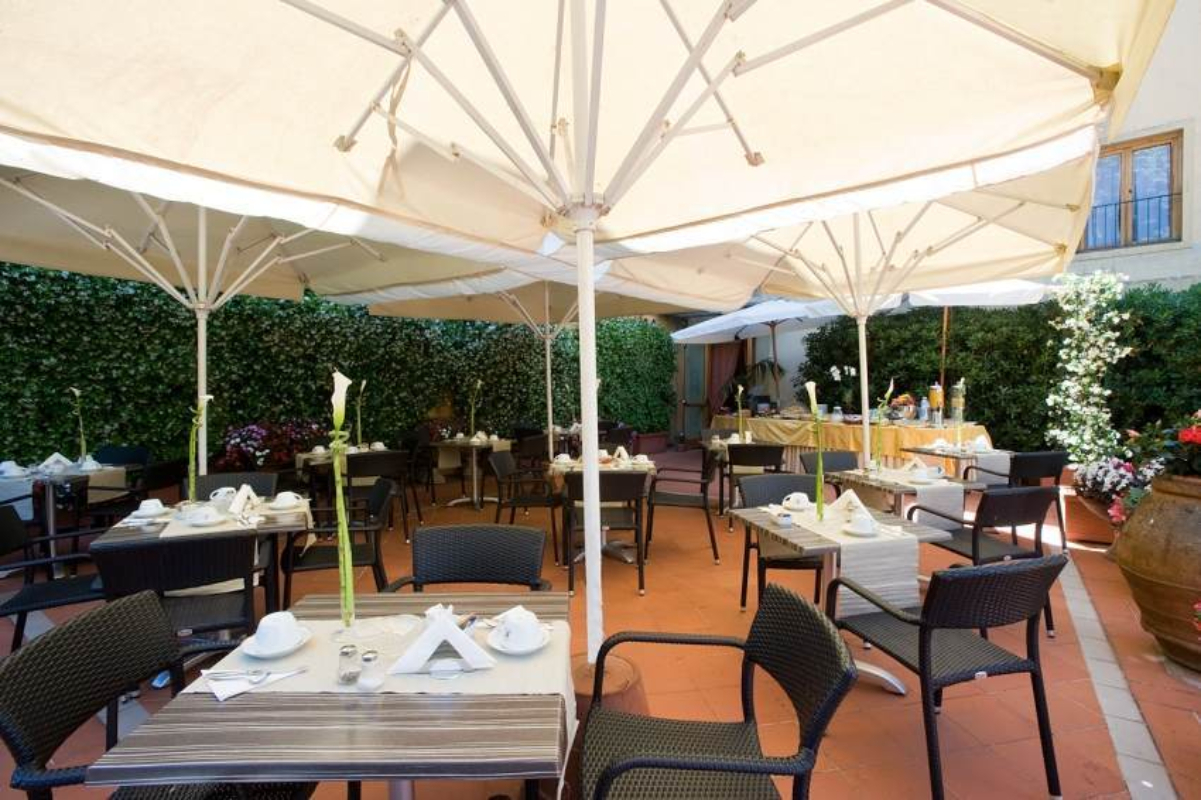 Hotel Silia bar na krovu.jpg