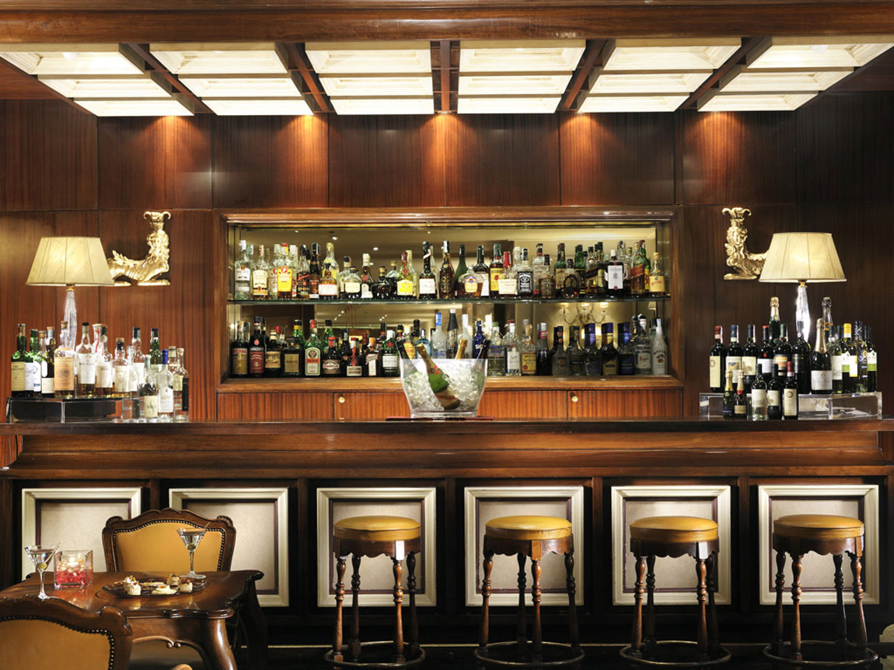 Hotel De la Ville bar.jpg