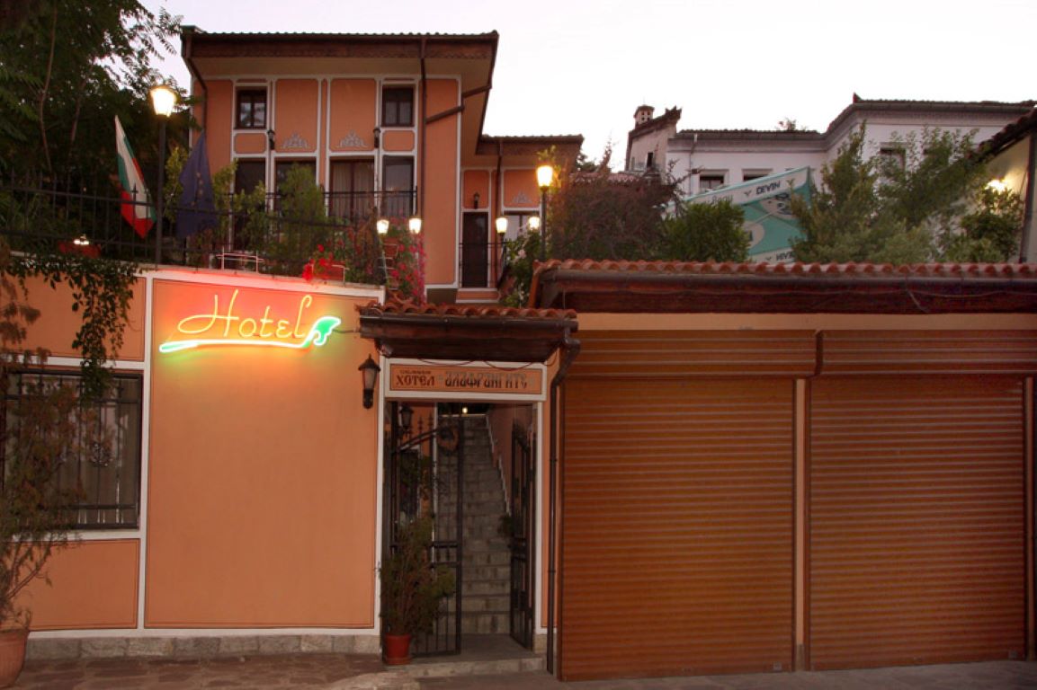 Hotel Alafranagite-Ulaz u hotel.jpg