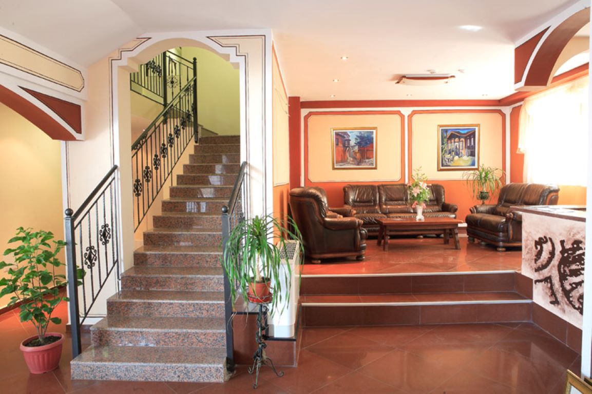 Hotel Alafrangite-Lobby.jpg