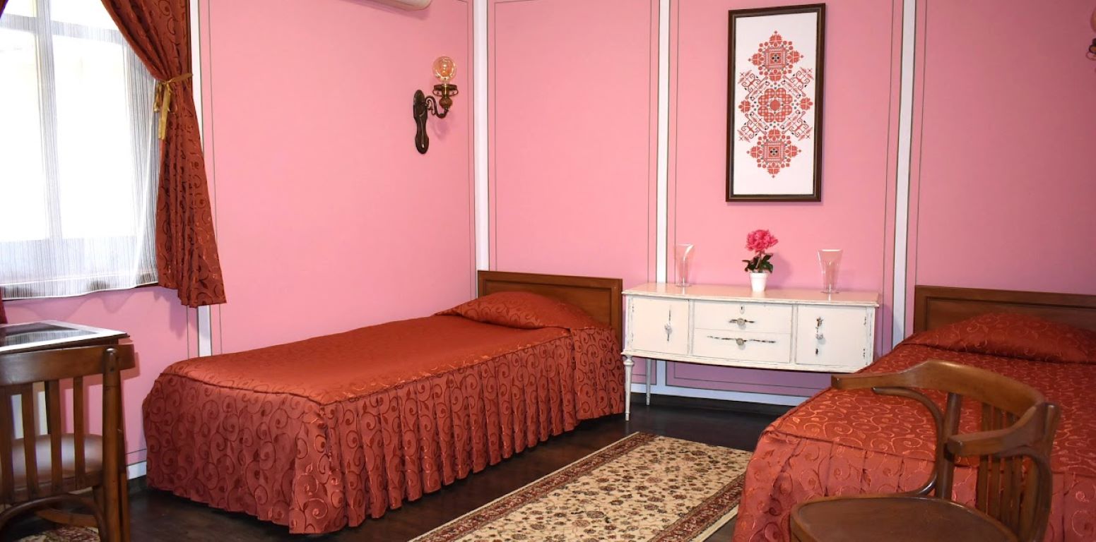 Family Hotel at Renaissance Square-Standardna Pink soba.jpg