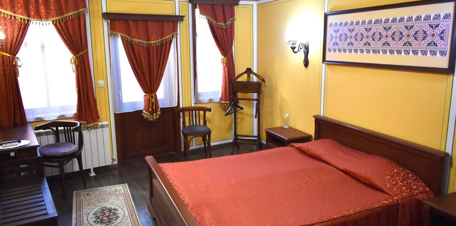 Family Hotel at Renaissance Square-Standardna Yellow soba.jpg