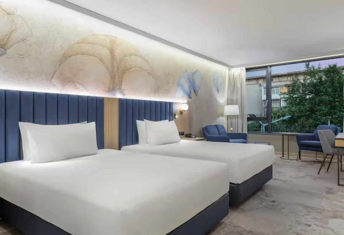 Doubletree by Hilton Plovdiv Centre-Deluxe soba.jpg