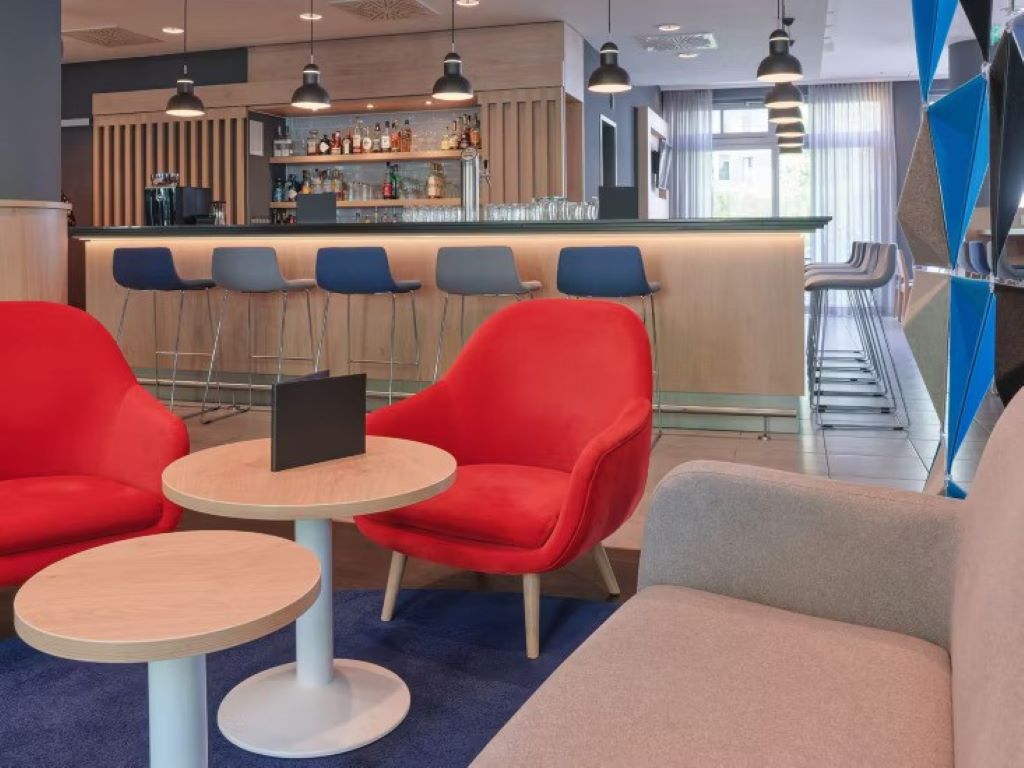 Holiday Inn Express Berlin City Centre-Bar.jpg