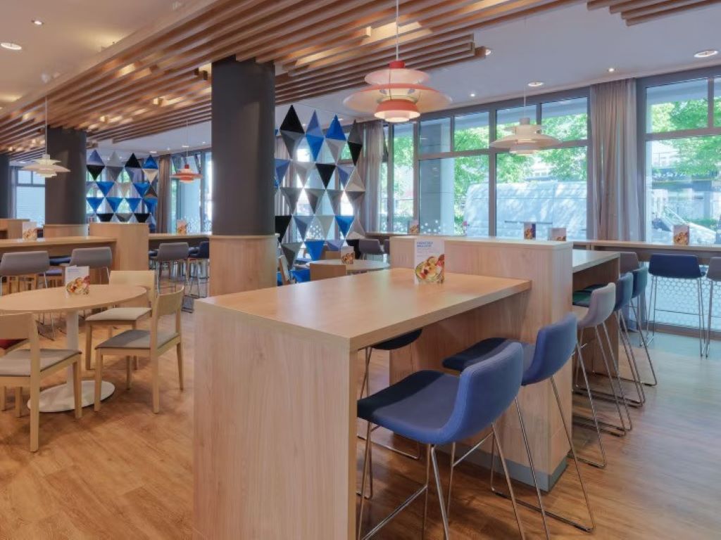 Holiday Inn Express Berlin City Centre-Dorucak.jpg