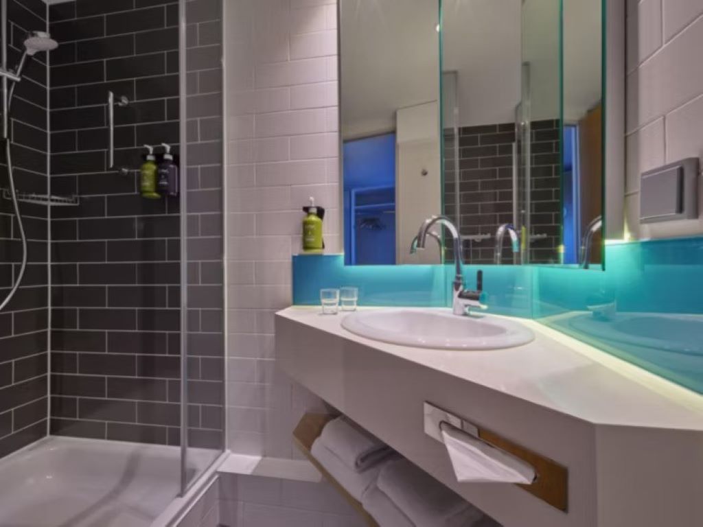 Holiday Inn Express Berlin City Centre-Kupatilo.jpg