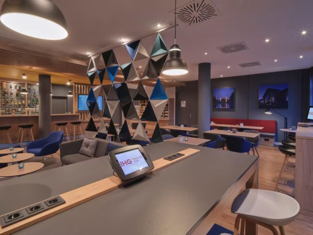 Holiday Inn Express Berlin City Centre-Lobby.jpg