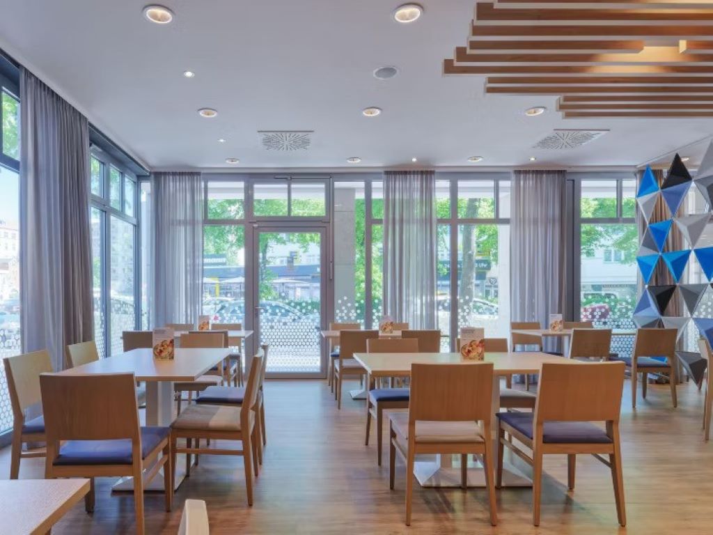Holiday Inn Express Berlin City Centre-Restoran.jpg