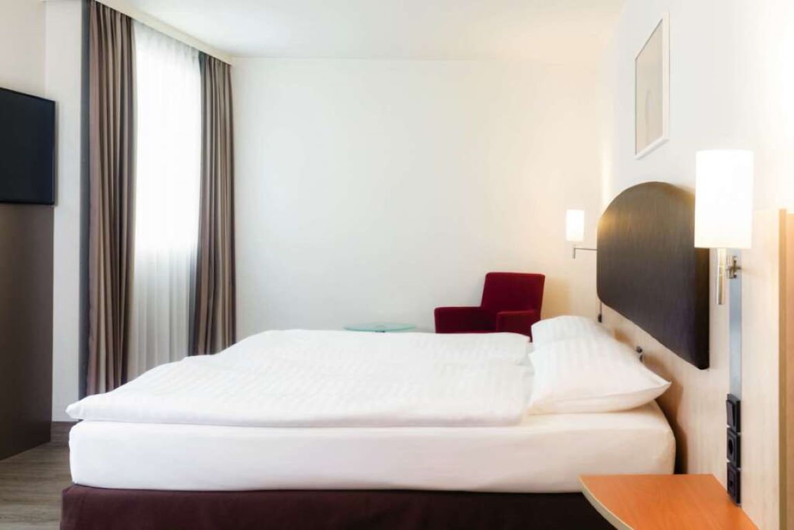 IntercityHote Wien-Superior soba sa terasom.jpg