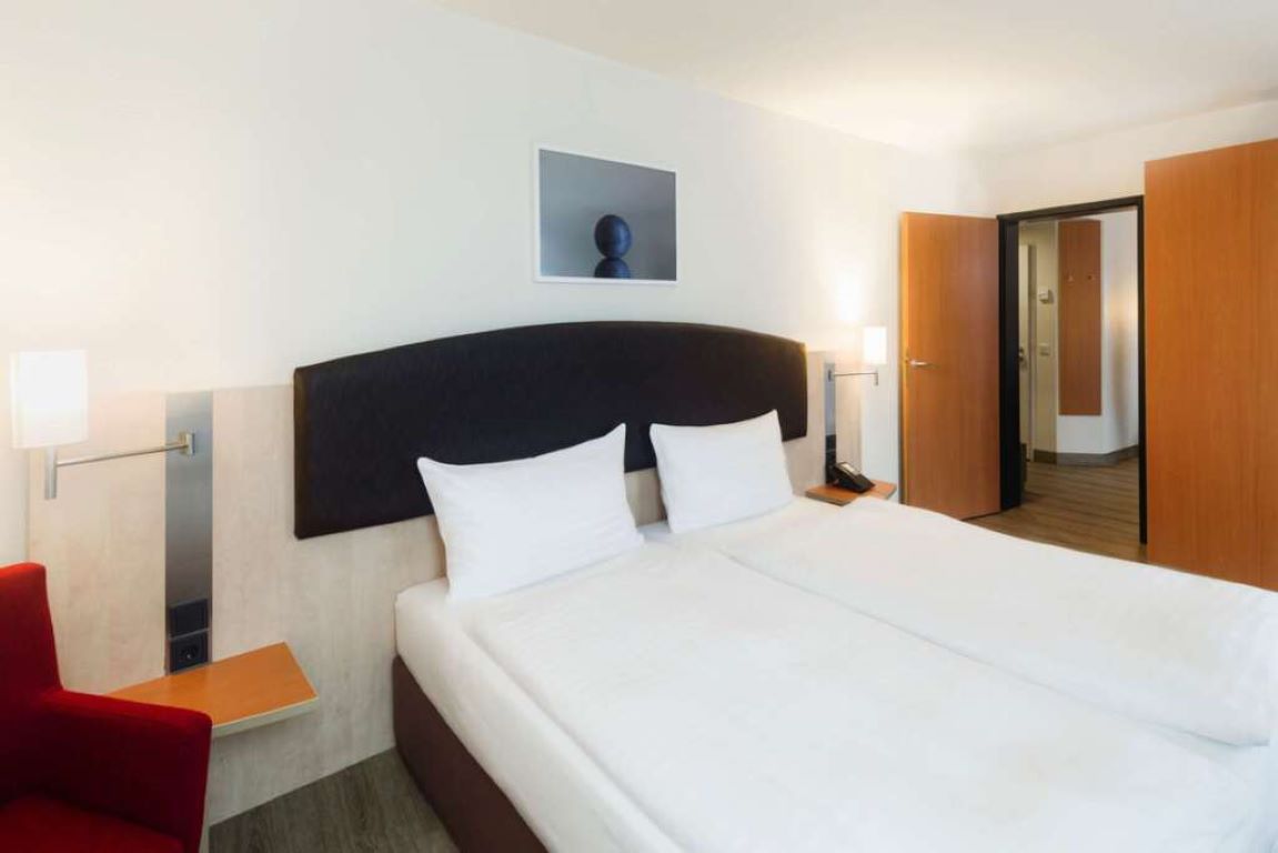 IntercityHotel Wien-Standardna soba.jpg