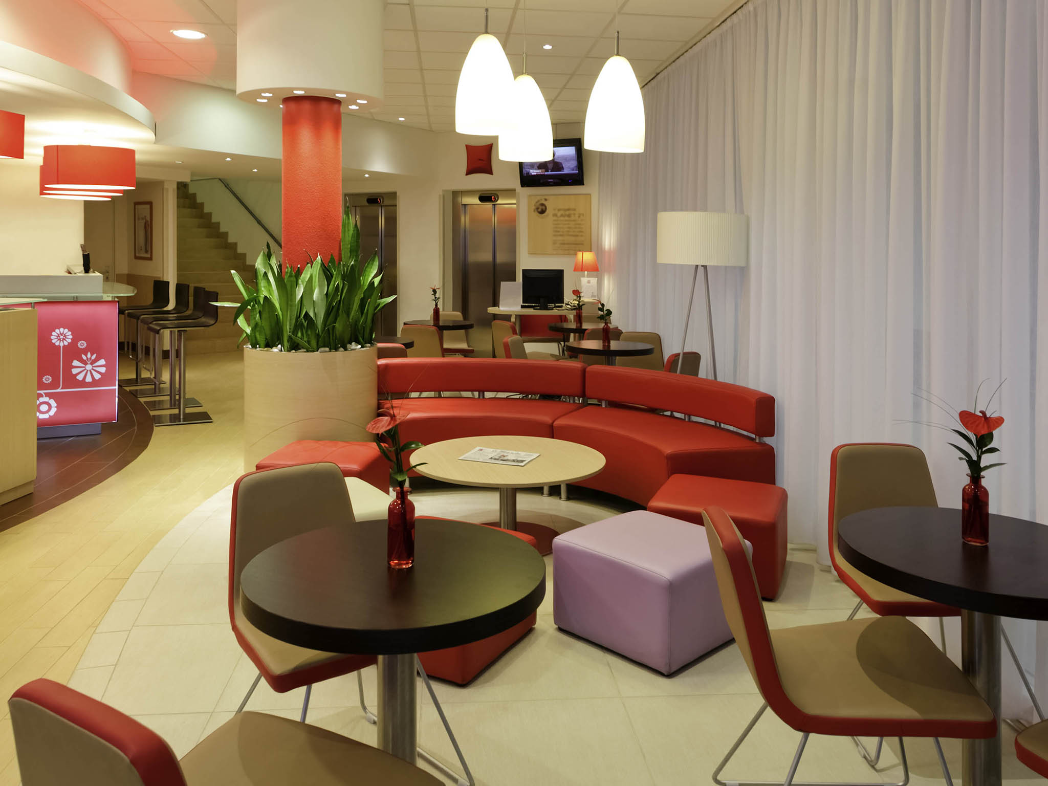Ibis Bratislava Centrum-Lobby.jpg