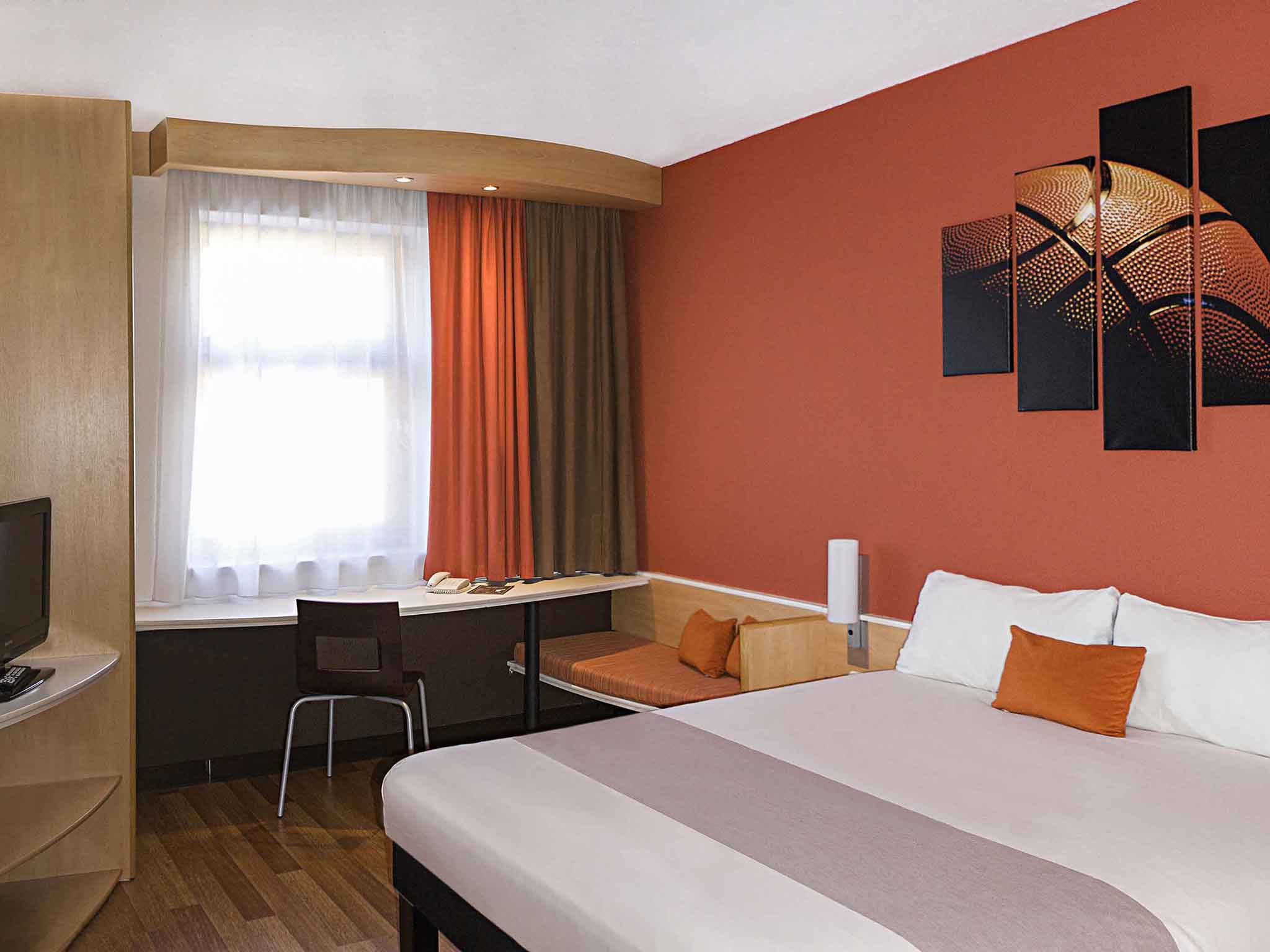 Ibis Bratislava Centrum-Standardna soba pogled grad.jpg