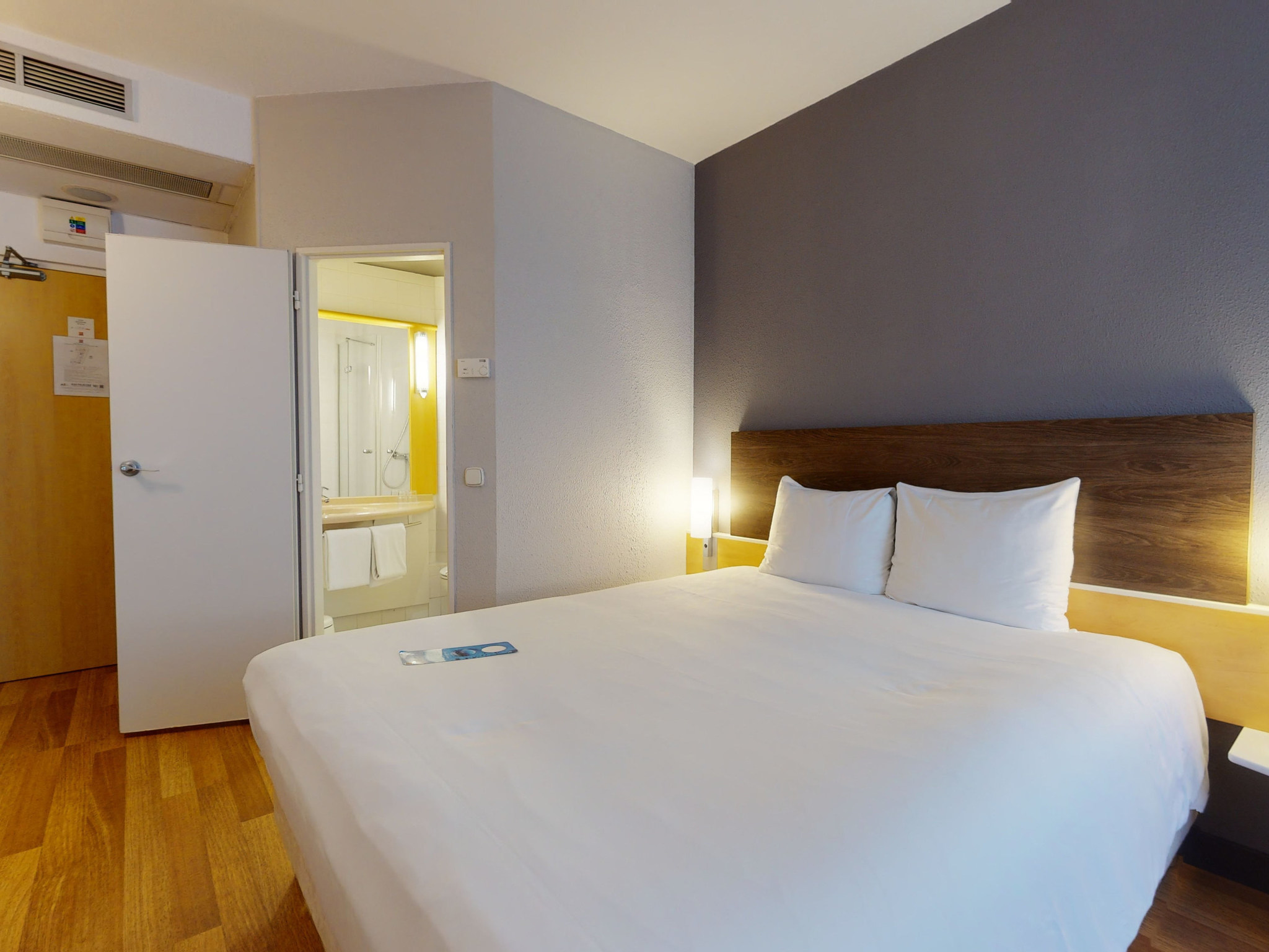 Ibis Bratislava Centrum-Standardna soba.jpg