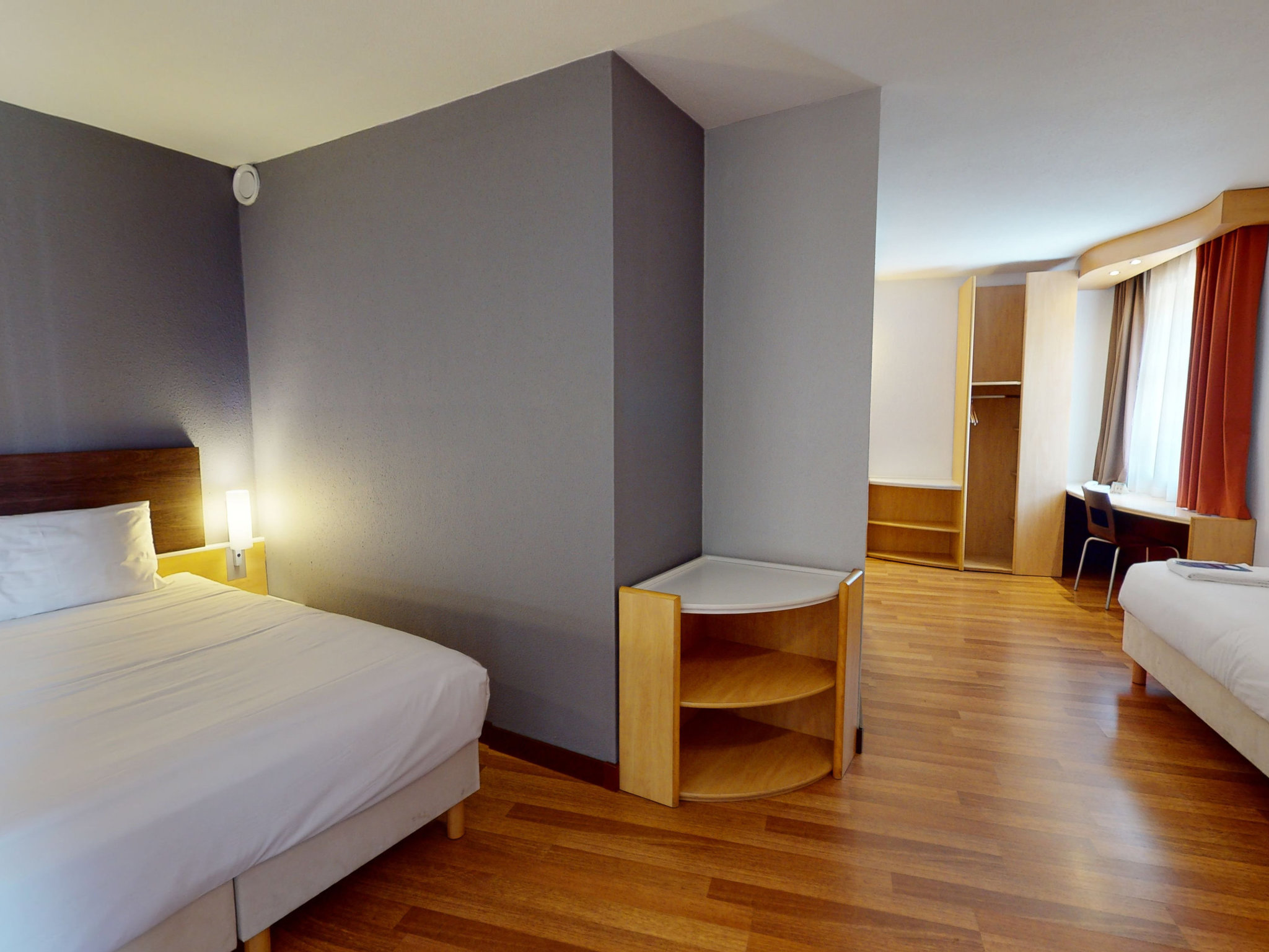 Ibis Bratislava Centrum-Trokrevetna soba.jpg