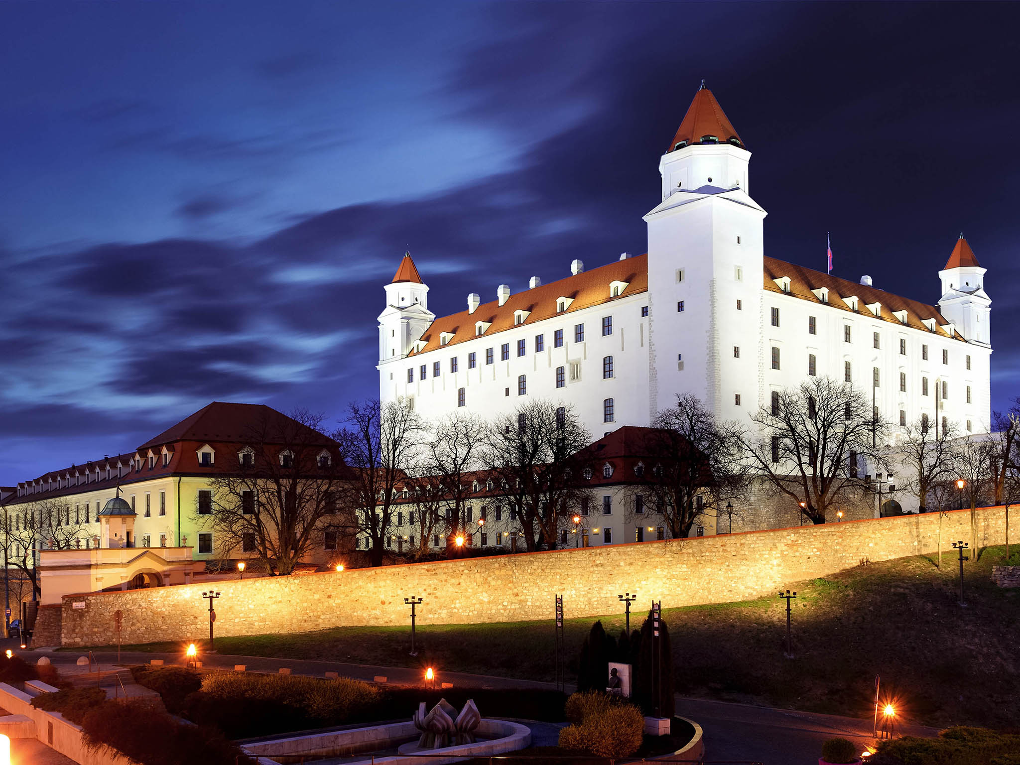 Ibis Bratislava Centrum-Zamak.jpg