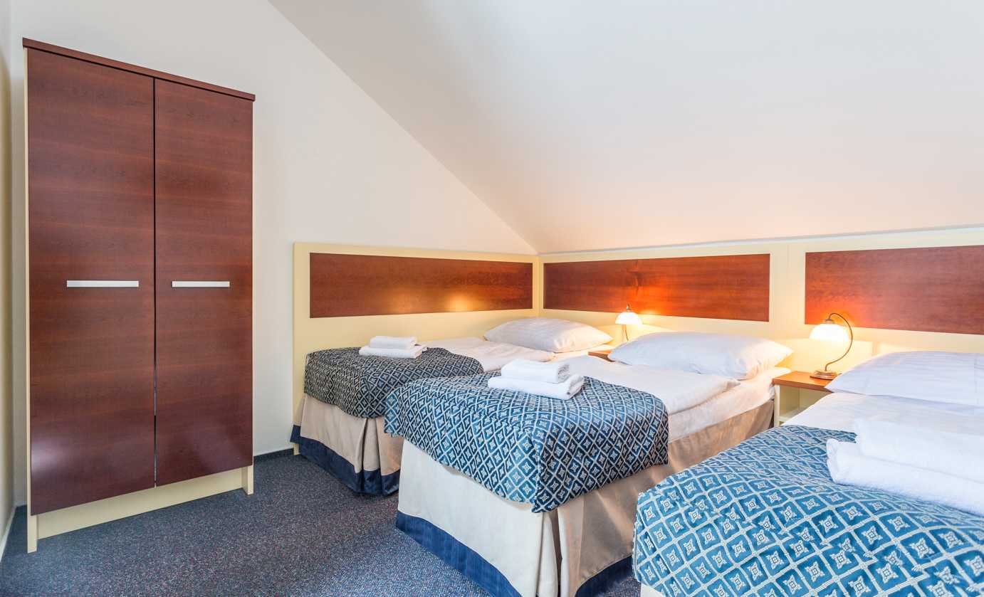 Atos Hotel-Cetvorokrevetna soba.jpg