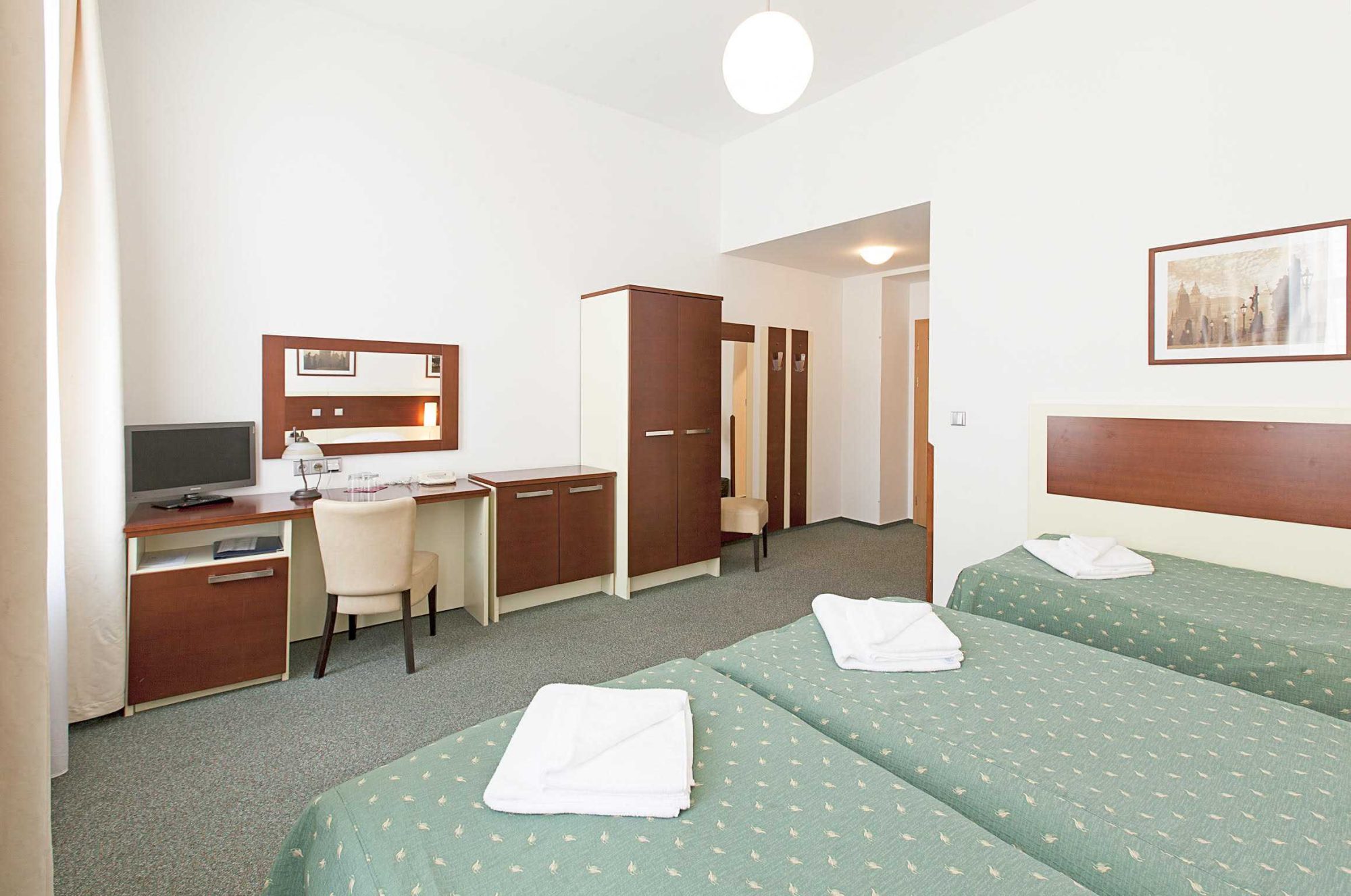 Hotel Atos-Trokrevetna soba.jpg