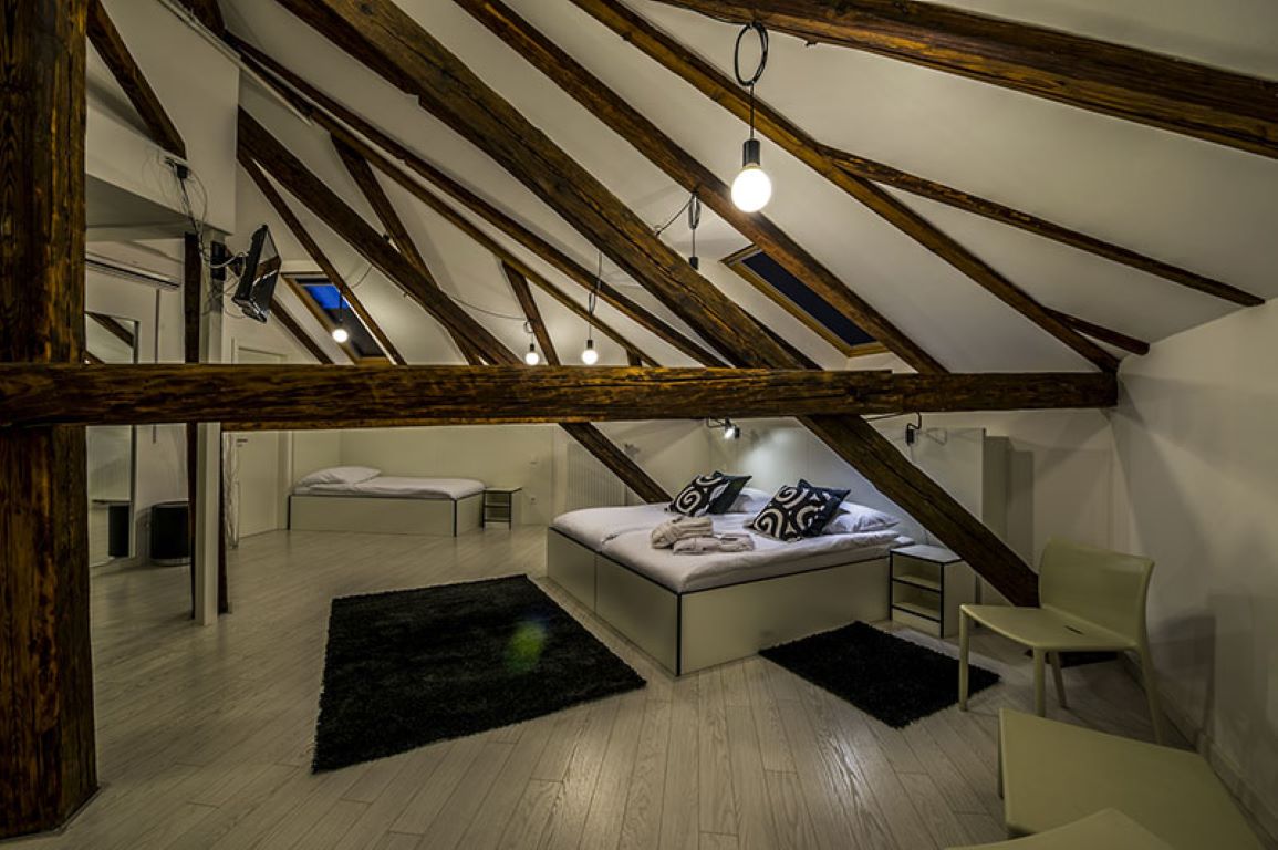 Art Hotel Like-Trokrevetna soba.jpg