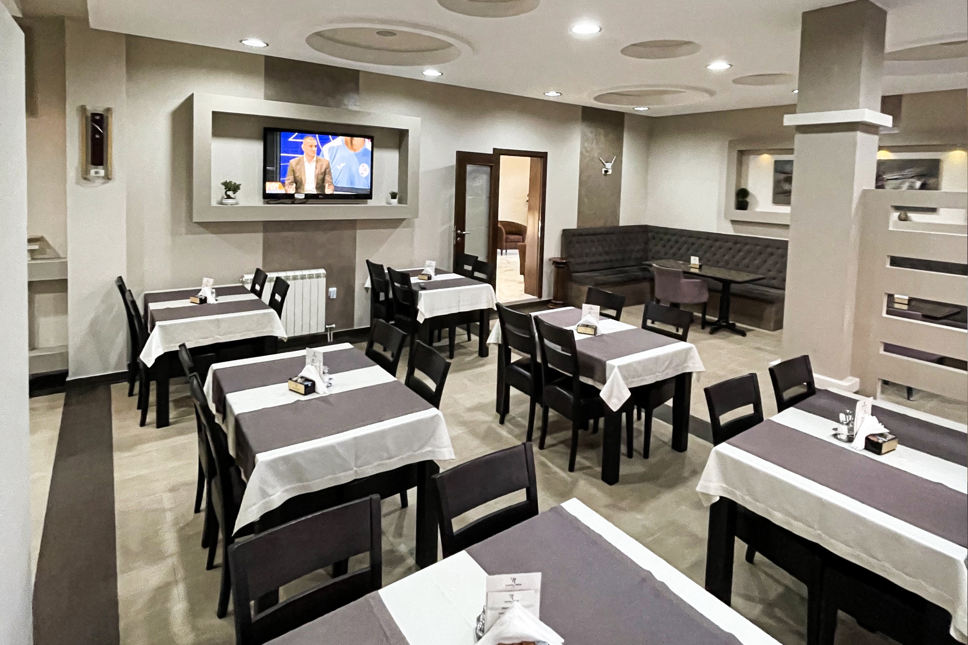 Holiday Hotel-Restoran.jpg