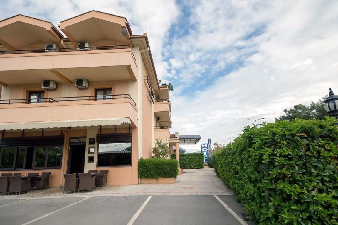 Holiday Hotel-Spoljasnji izgled.jpg