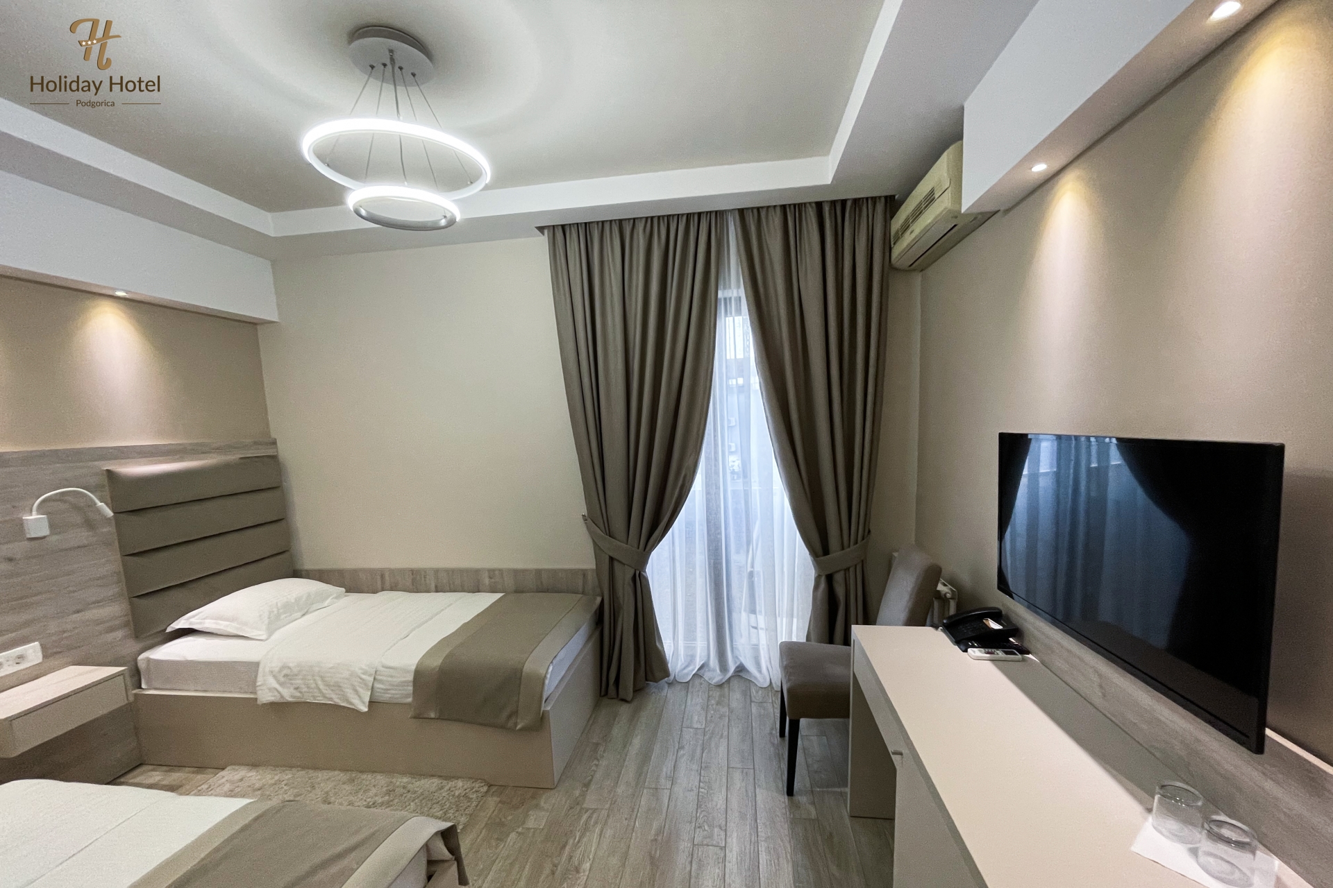 Holiday Hotel-Standardna soba.jpg