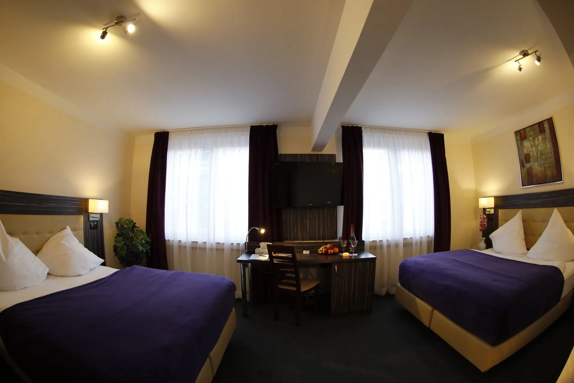 Hotel Famosa-Cetvorokrevetna soba.jpg