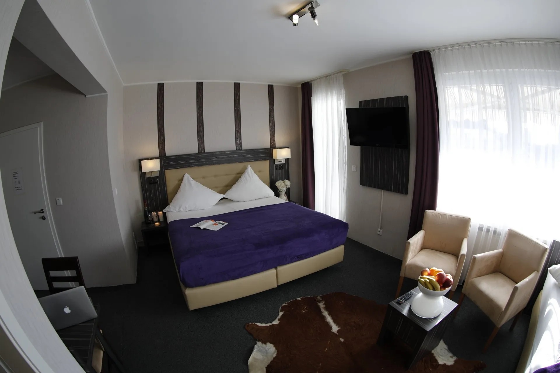 Hotel Famosa-Trokrevetna soba.jpg
