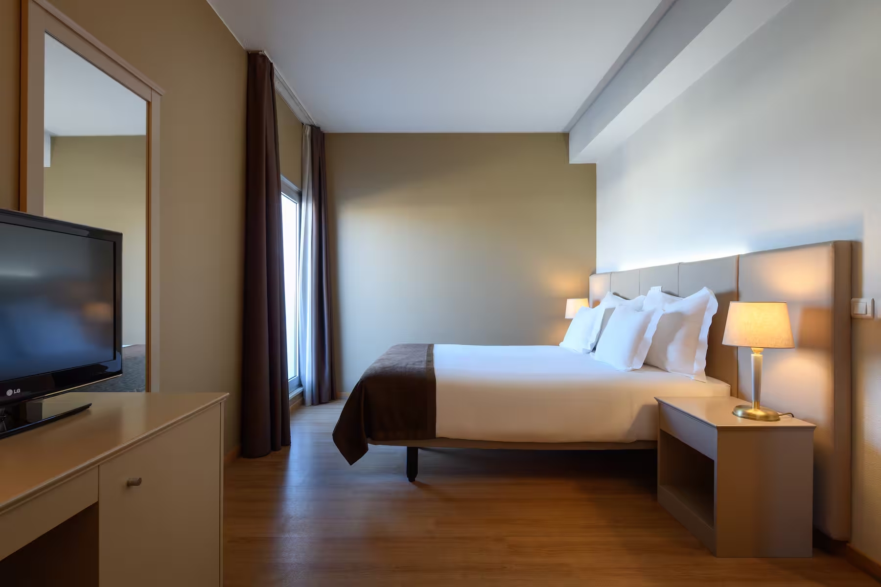 Hotel Tryp by Wyndham Porto Centro-Premium soba.jpg