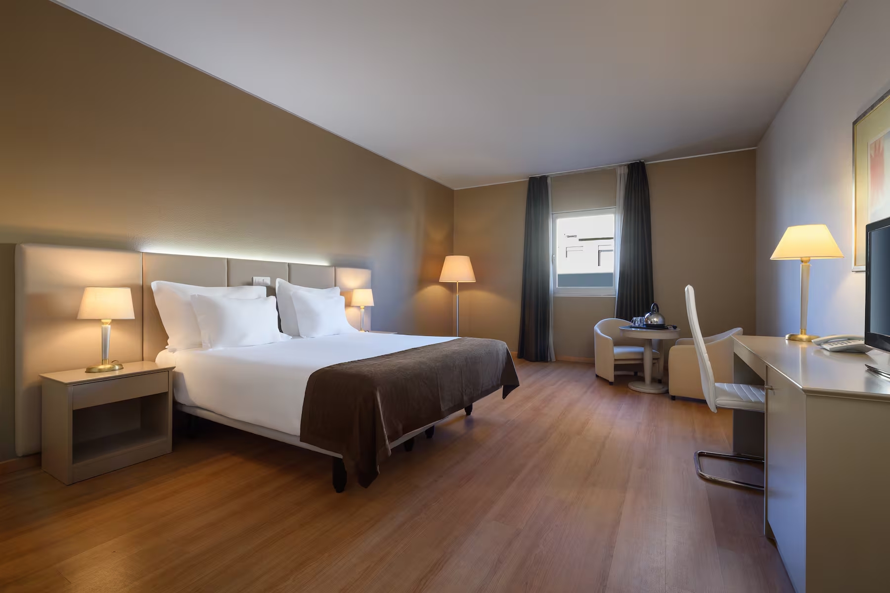 Tryp by Wyndham Porto Centro Hotel-Deluxe soba.jpg