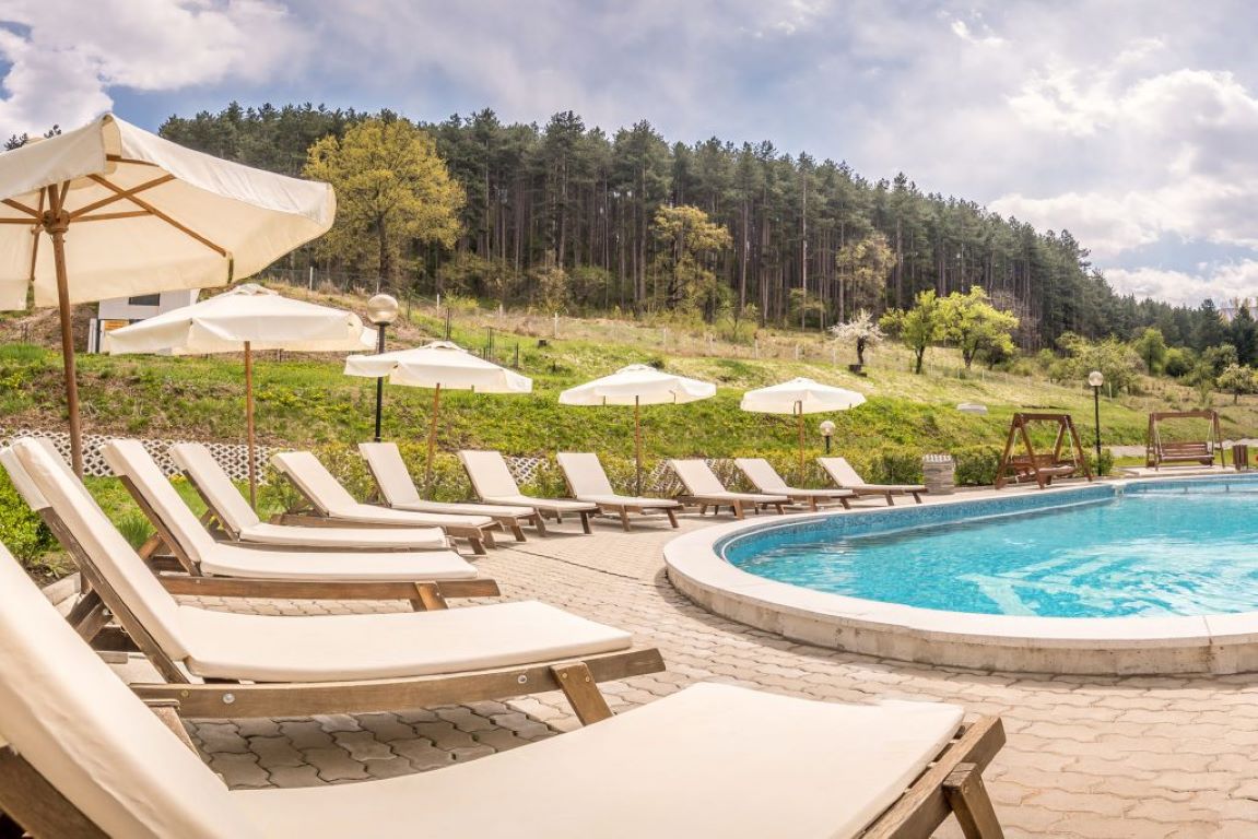 Park Hotel Kyustendil-Oblast oko bazena.jpg