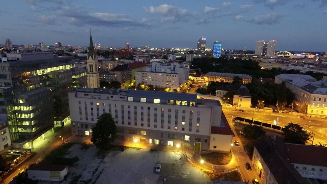 Saffron Hotel-Nocni izgled.jpg