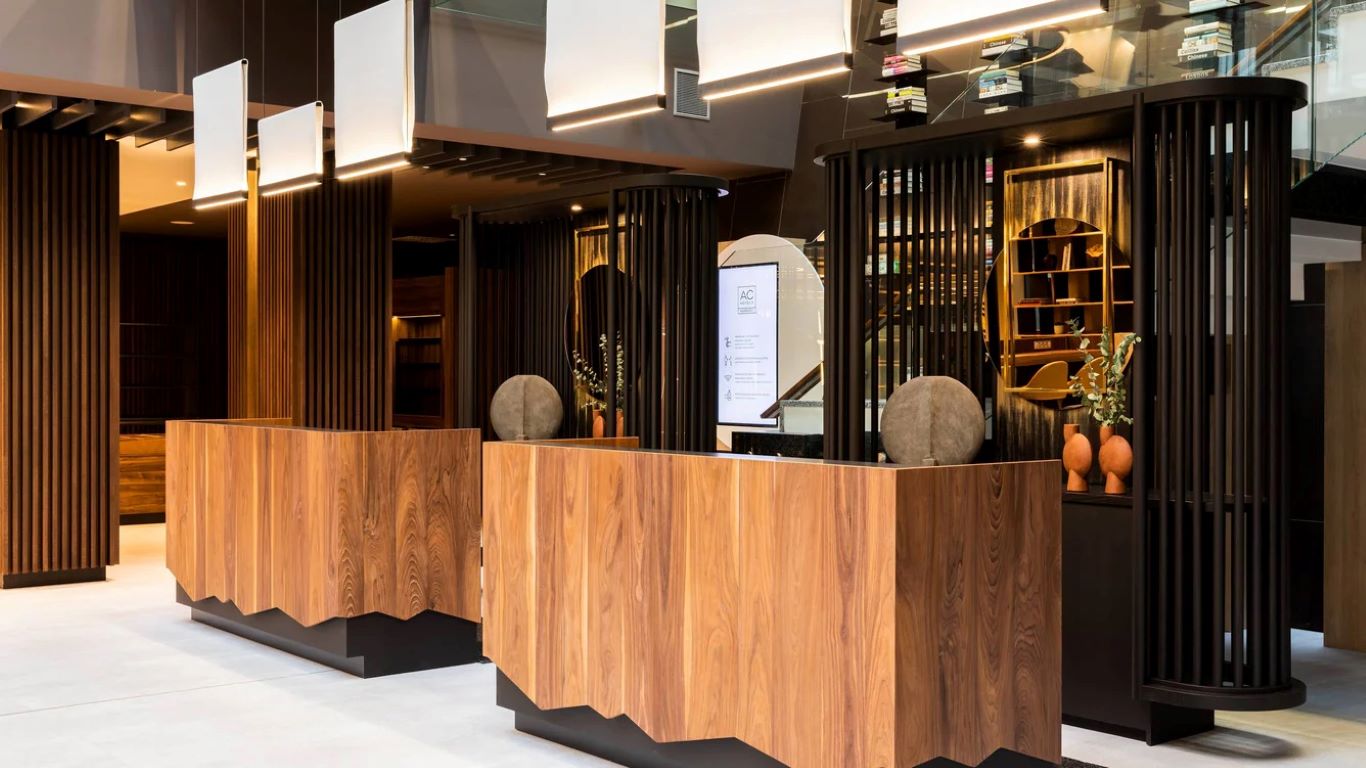 AC Hotel by Marriott Bratislava Old Town-Recepcija.jpg