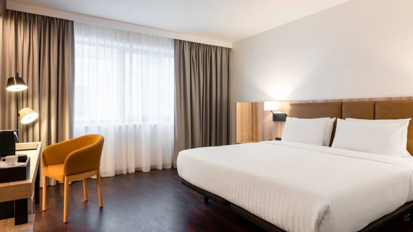 AC Hotel by Marriott Bratislava Old Town-Standardna soba.jpg