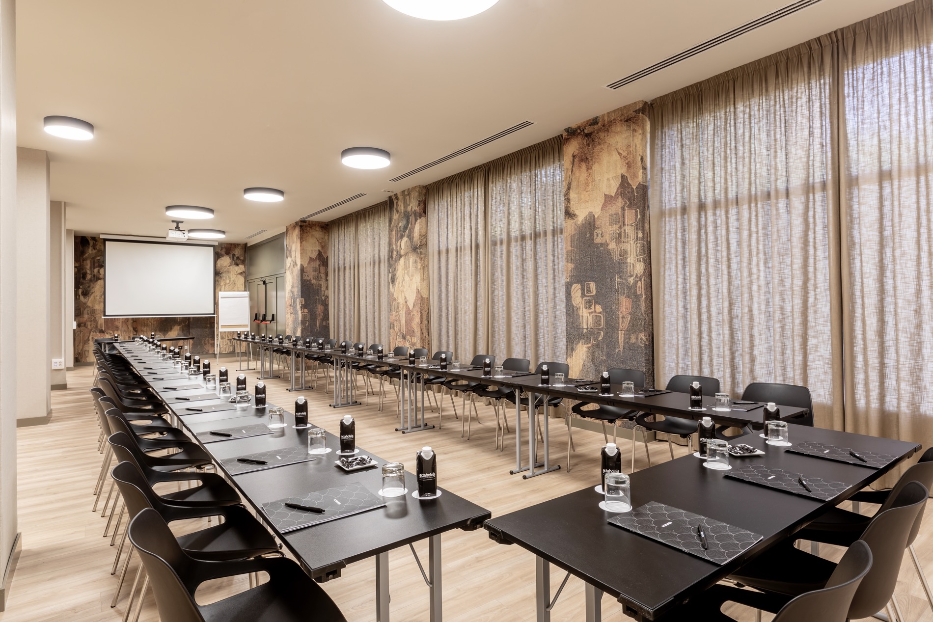 Acta Piramides Hotel-Sala za sastanke.jpg