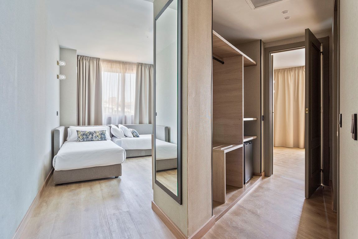Hotel Acta Piramides-Cetvorokrevetna soba.jpg