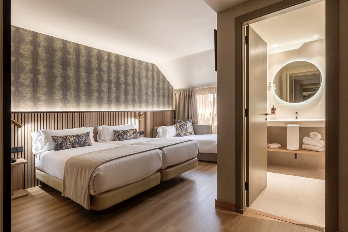 Hotel Acta Piramides-Trokrevetna soba.jpg